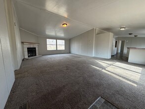 Building Photo - 406 W 58th St S