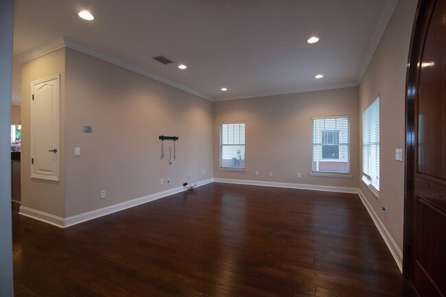Building Photo - Charming 3 Bed/2.5 Bath Townhome in the Be...