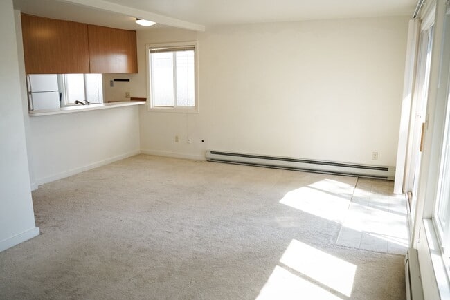 Building Photo - Charming 2 Bed / 2 Bath Townhome in North ...
