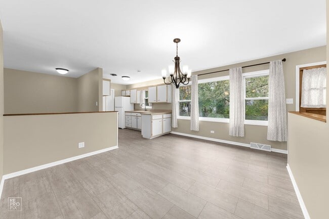 Foto del edificio - Gorgeous 3 Bedroom 2 Bath with FULL FINISHED BASEMENT in MUNDELEIN!
