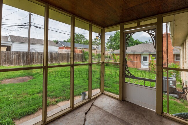 Building Photo - 702 Fabrique St