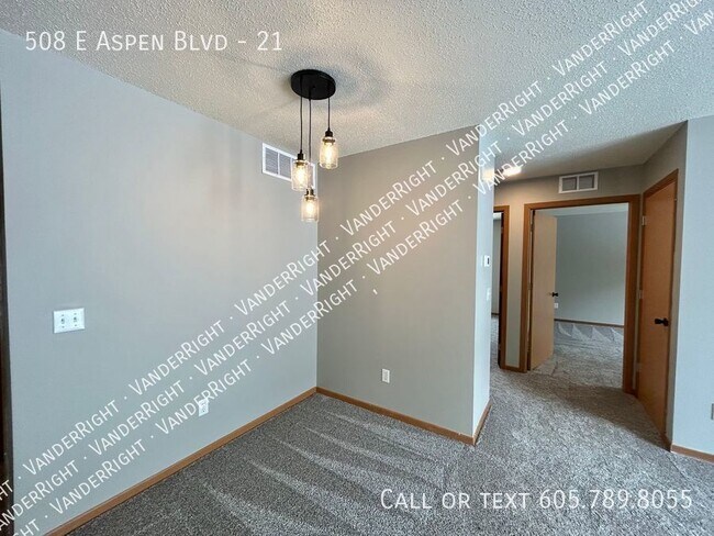 Building Photo - Updated Walk Out 2 Bedroom Apartment!