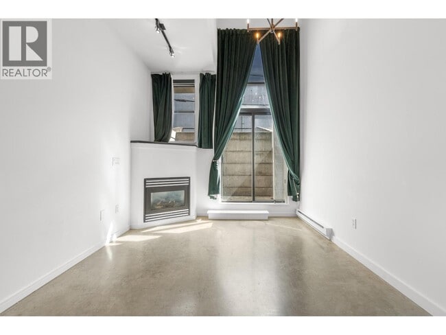 Photo du bâtiment - 428-428 W 8th Ave
