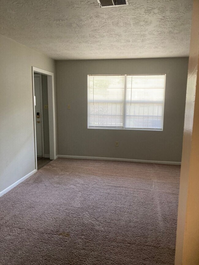 Building Photo - 3 Bedroom 2 Bath House with Double Garage ...
