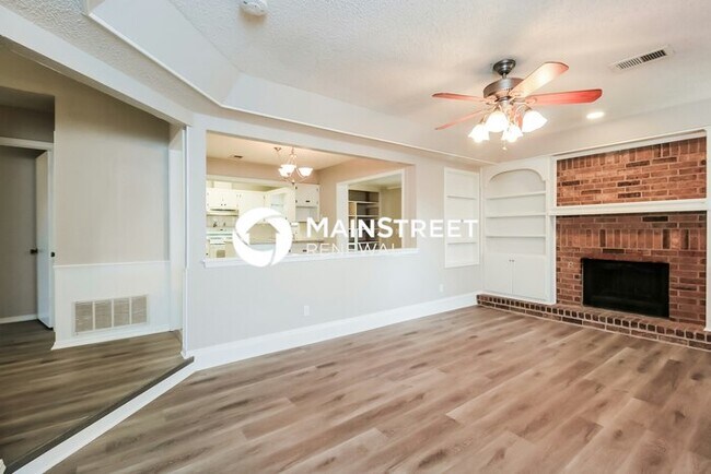 Building Photo - 3 Bedroom Pet-Friendly Home in MOORE, OK with Main Street Renewal