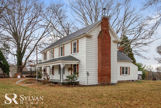 Building Photo - 3BR 2BA Farmhouse on 1.3 acres