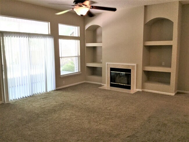 Foto del edificio - 8499 Beresford Ln