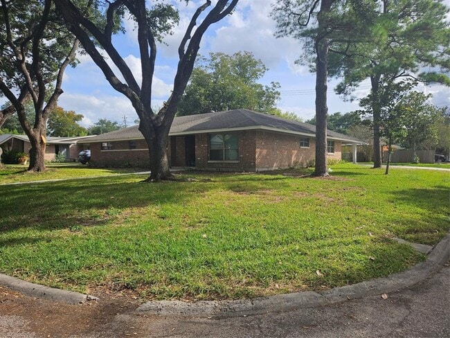 Building Photo - 4435 Sarong Dr