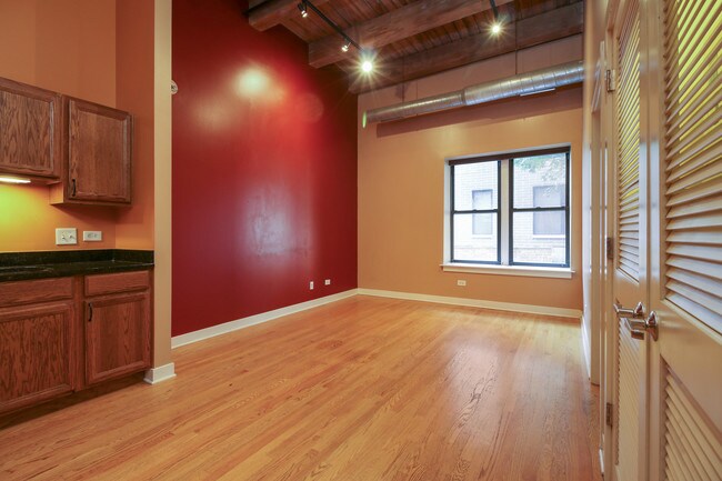 Building Photo - 1050 W Hubbard St