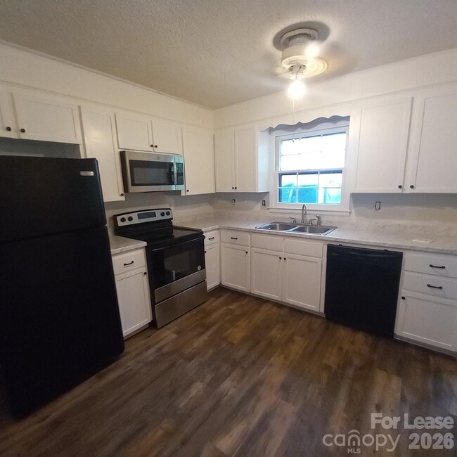 Foto del edificio - 10417 White Pine Rd