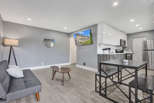 Foto del edificio - 906 N Riverside Dr