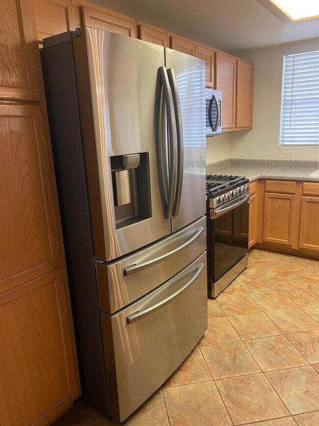 Building Photo - Beautiful & Ready for Immediate Move-In