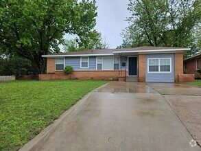 Building Photo - 502 Fleetwood Dr