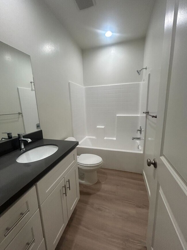 Foto del edificio - Duplex in Nortwest Bakersfield