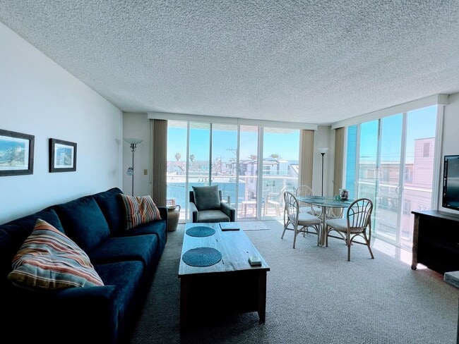 Building Photo - Charming 1 Bedroom 1 Bath-Fully Furnished Condo Just feet away from Mission Beach!