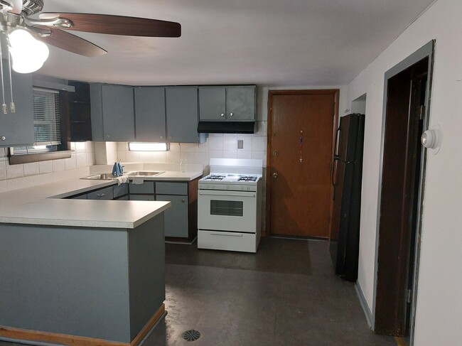 Kitchen - 12262 S McDaniels St