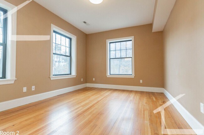 Foto del edificio - Worth the Walk! Gorgeous 4bd/2bath in Brookline