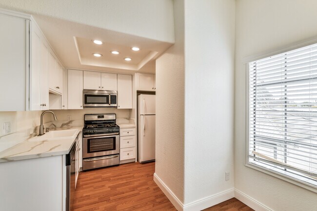 Building Photo - 13900 Breezeway Dr