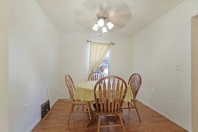 Foto del edificio - 2423 E Everett Ave