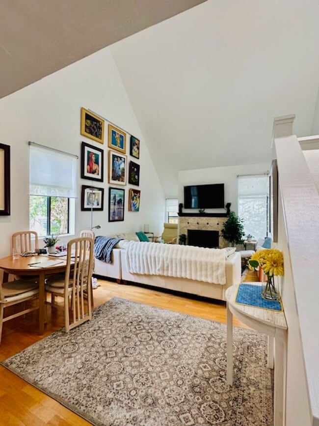 Building Photo - Stunning 2 bedroom/ 2 bath Condo in Creekw...