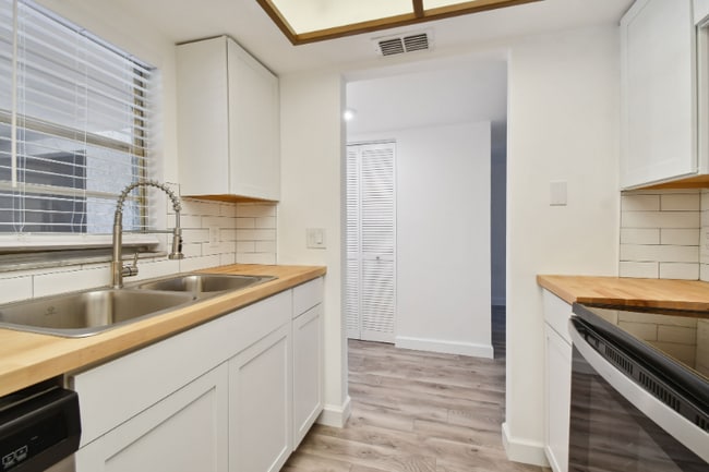 Building Photo - 9700 Starkey Rd