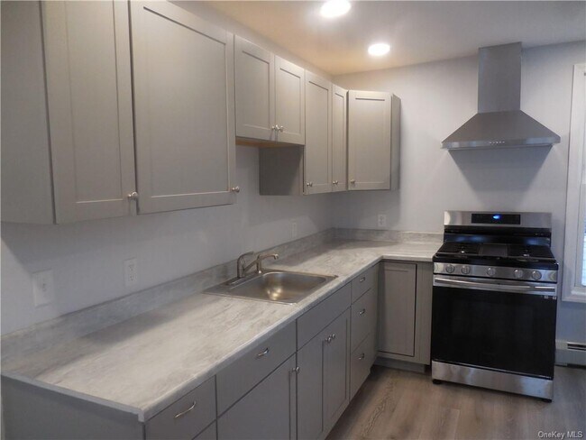 Building Photo - 474 Broadway