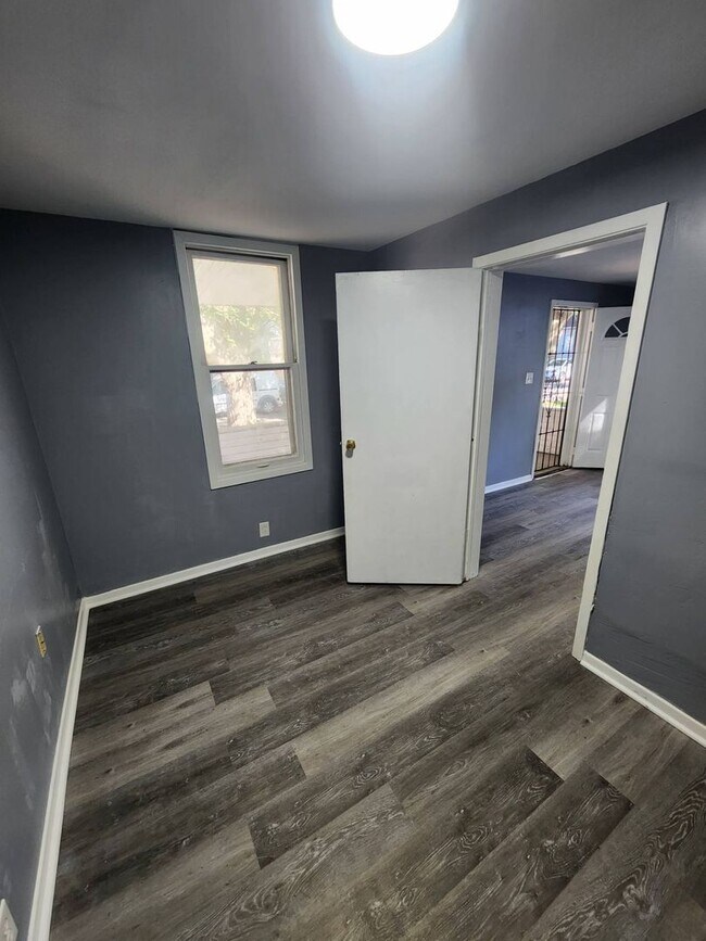 Building Photo - Charming 3-Bedroom Unit in Prime Location (SECTION 8 VOUCHERS ACCEPTED)