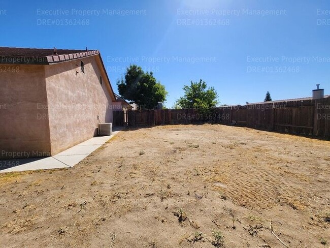 Building Photo - 4 bedroom 3 full bath/ 3 car garage.. 2418...