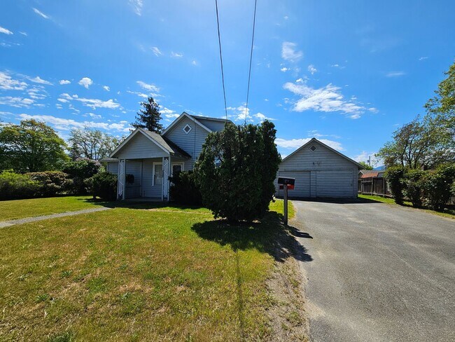 Building Photo - Charming 2 Bed, 1 Bath with Large Bonus Ar...