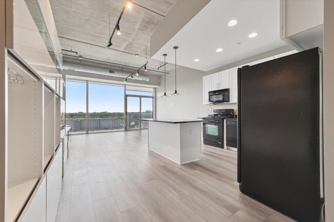 Building Photo - 350 N Main St