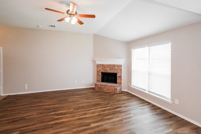 Foto del edificio - 105 Logan Ln