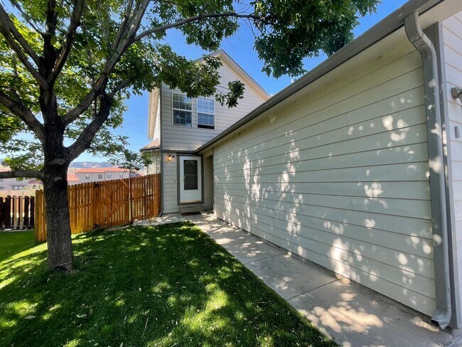 Building Photo - 3031 W. ELIZABETH UNIT A