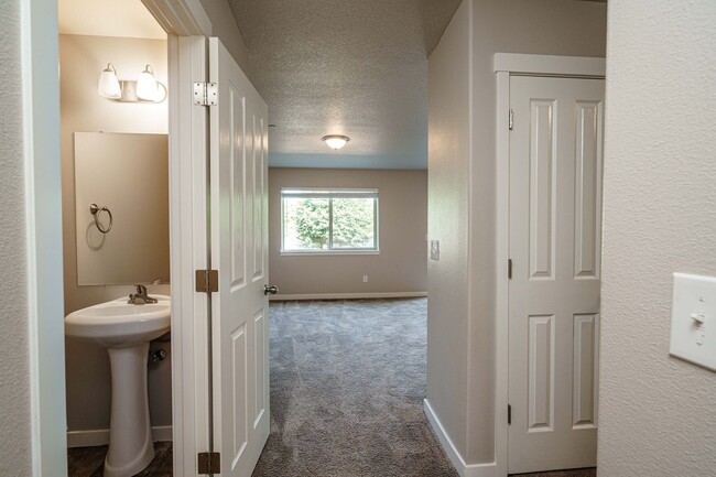 Foto del edificio - Easy I-205 Access - 3 Bedroom 2.5 Bath Tow...