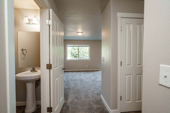 Foto del edificio - Easy I-205 Access - 3 Bedroom 2.5 Bath Townhouse