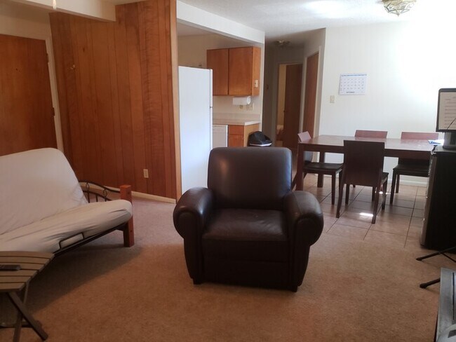Foto del edificio - Great 2 bed 1 bath within 1 mile of CSU!