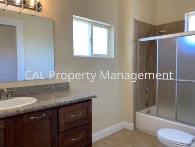 Foto del edificio - Beautiful 4 bedroom home in Salinas, CA