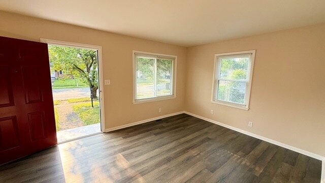 Building Photo - NORTH EAST SIDE 2 BEDROOM WITH BASEMENT!  AVAILABLE NOW!