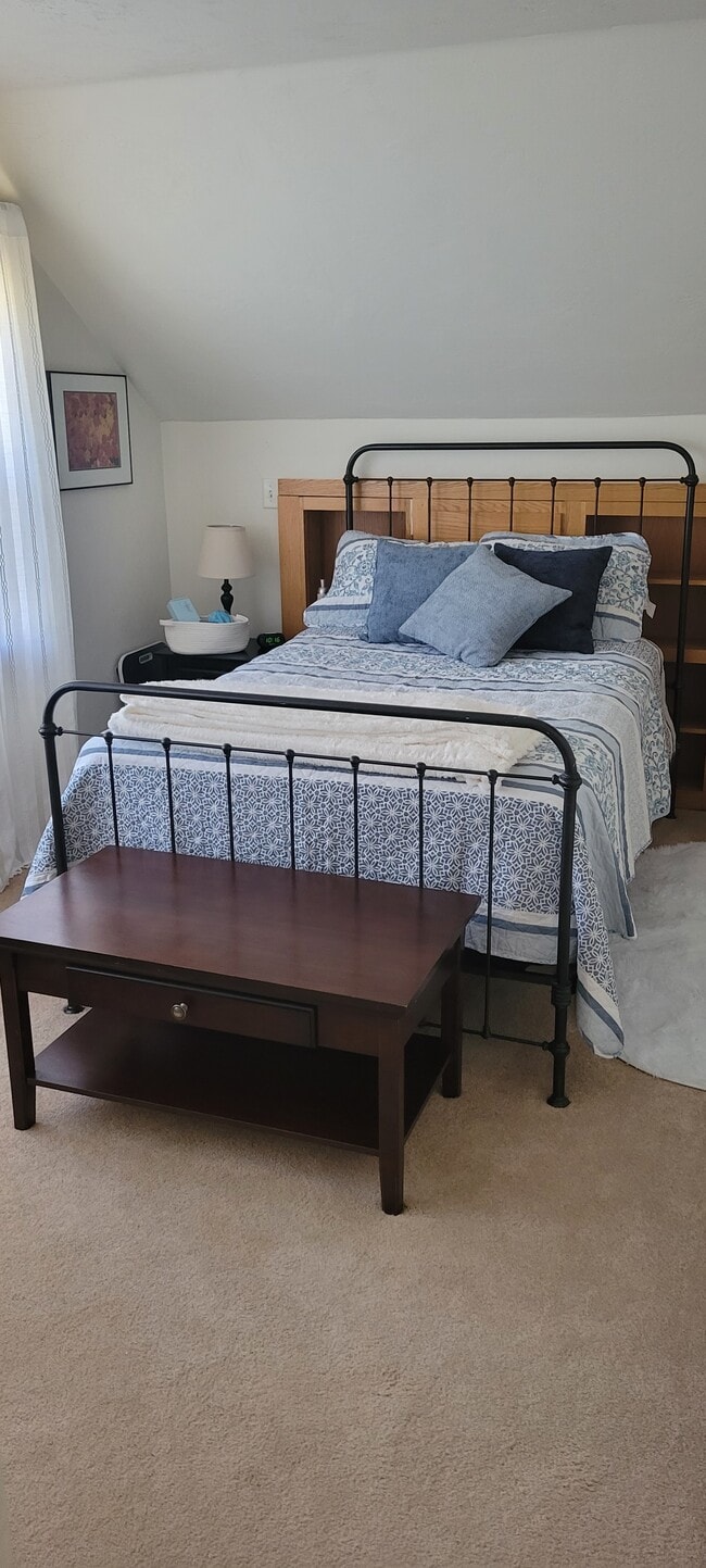 Building Photo - 1055 NE Grandview Dr