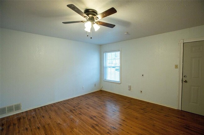 Building Photo - 807 E Tucker Blvd