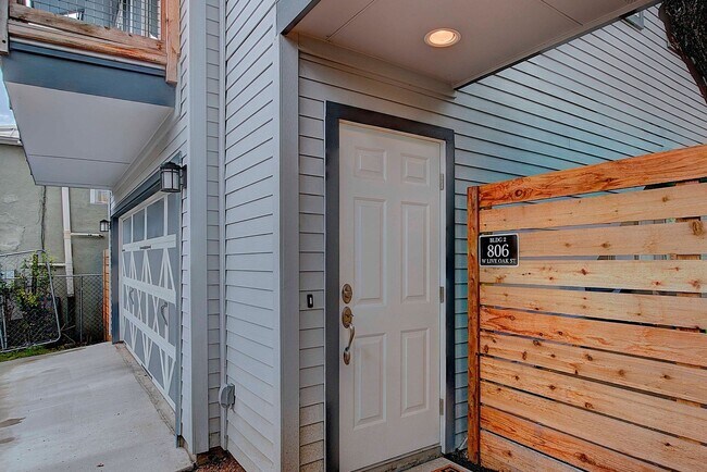 Building Photo - Charming Garage Apartment: Your Private Re...