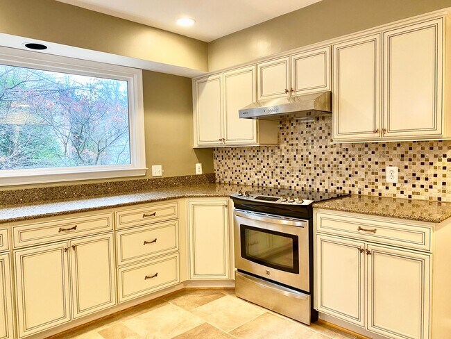 Building Photo - 5 Bedroom/ 4 Bathroom/ Garage/ Pets Welcome!