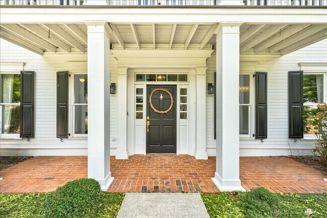 Foto del edificio - Welcome to this stunning 4-bedroom, 3-bath...