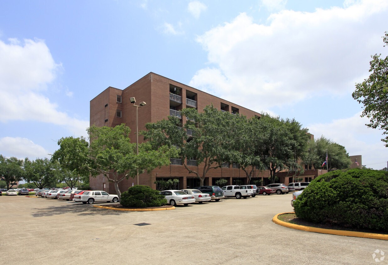 Primary Photo - Bayshore Towers Apartments