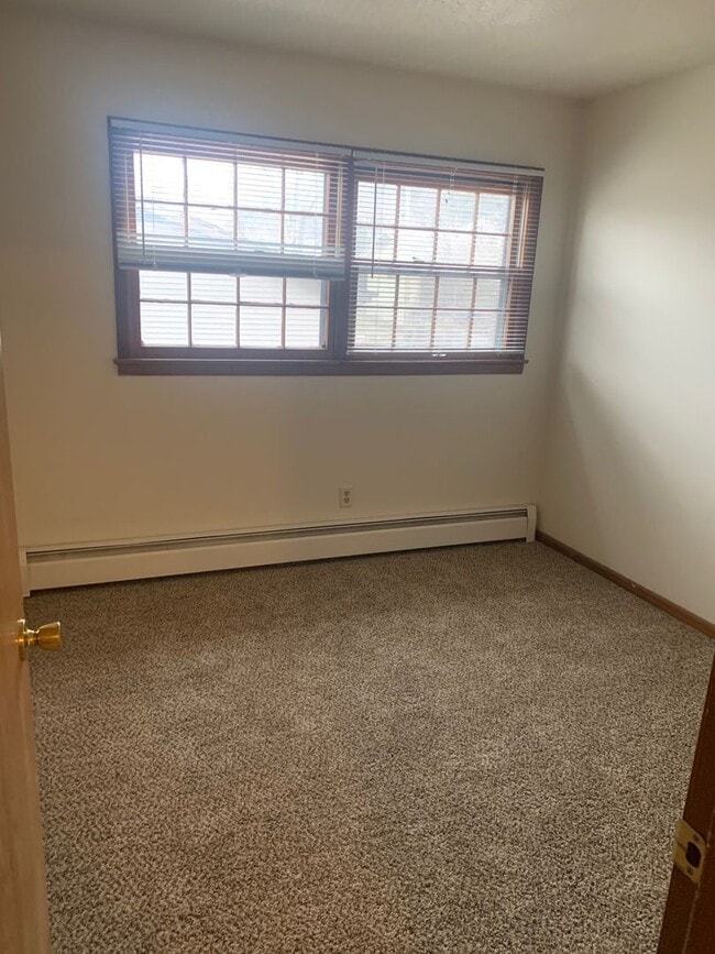 Building Photo - 2 bedroom 1 bath lower apartment