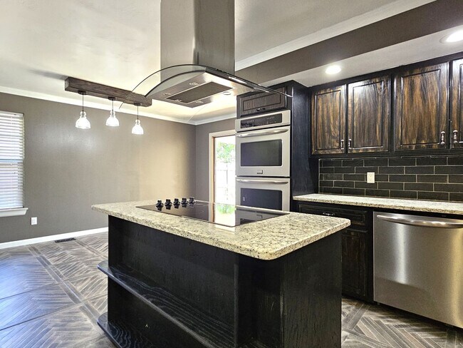 Building Photo - End of Summer Move-in Special! **$250 off ...