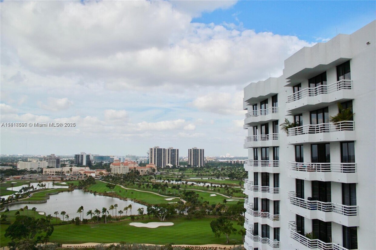 Foto principal - 3300 NE 192 St