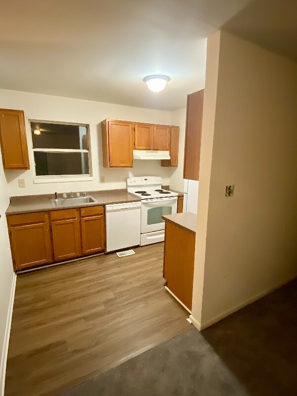 Building Photo - 103 Maple Ave