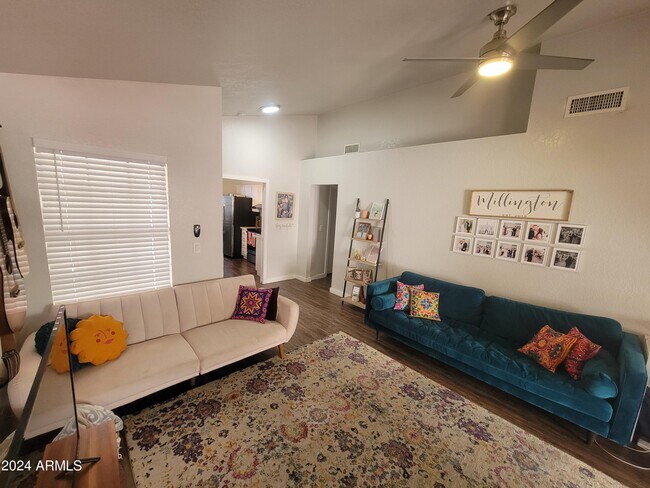Building Photo - 1028 E Sunburst Ln