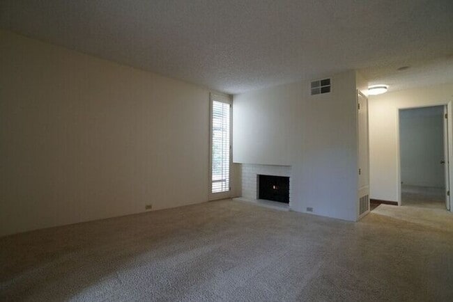 Building Photo - 2200 Woodside Ln
