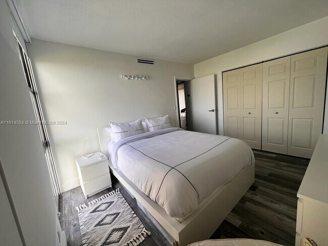 Building Photo - 20335 W Country Club Dr